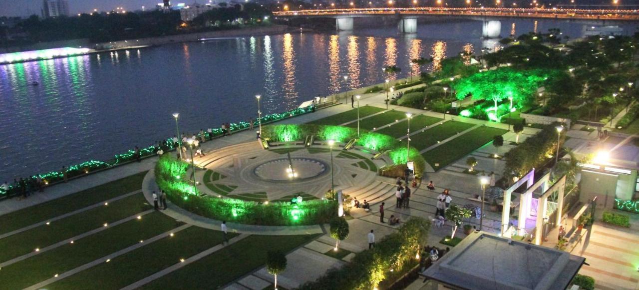 Holiday Inn Express Ahmedabad Prahlad Nagar By Ihg Екстериор снимка