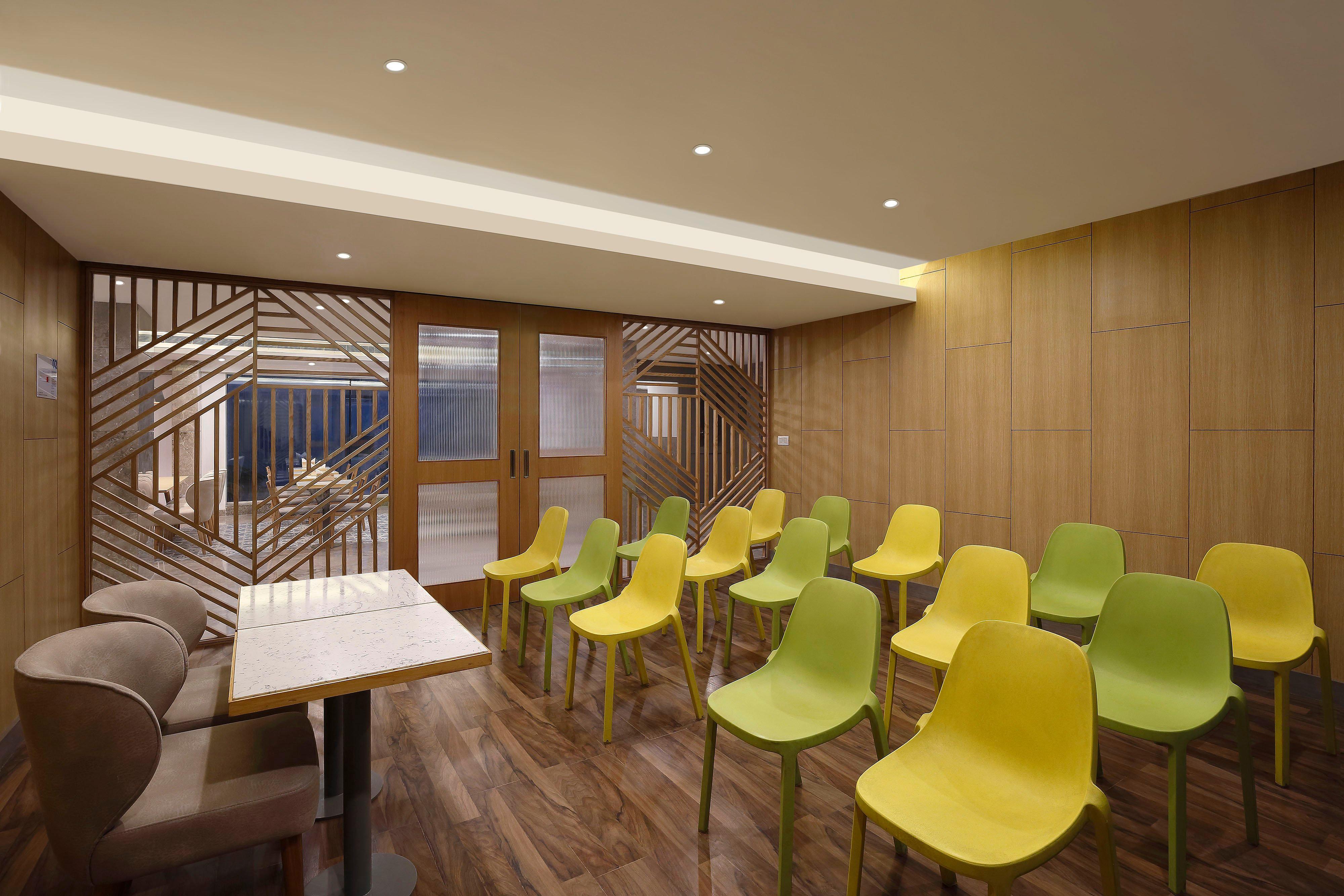 Holiday Inn Express Ahmedabad Prahlad Nagar By Ihg Екстериор снимка