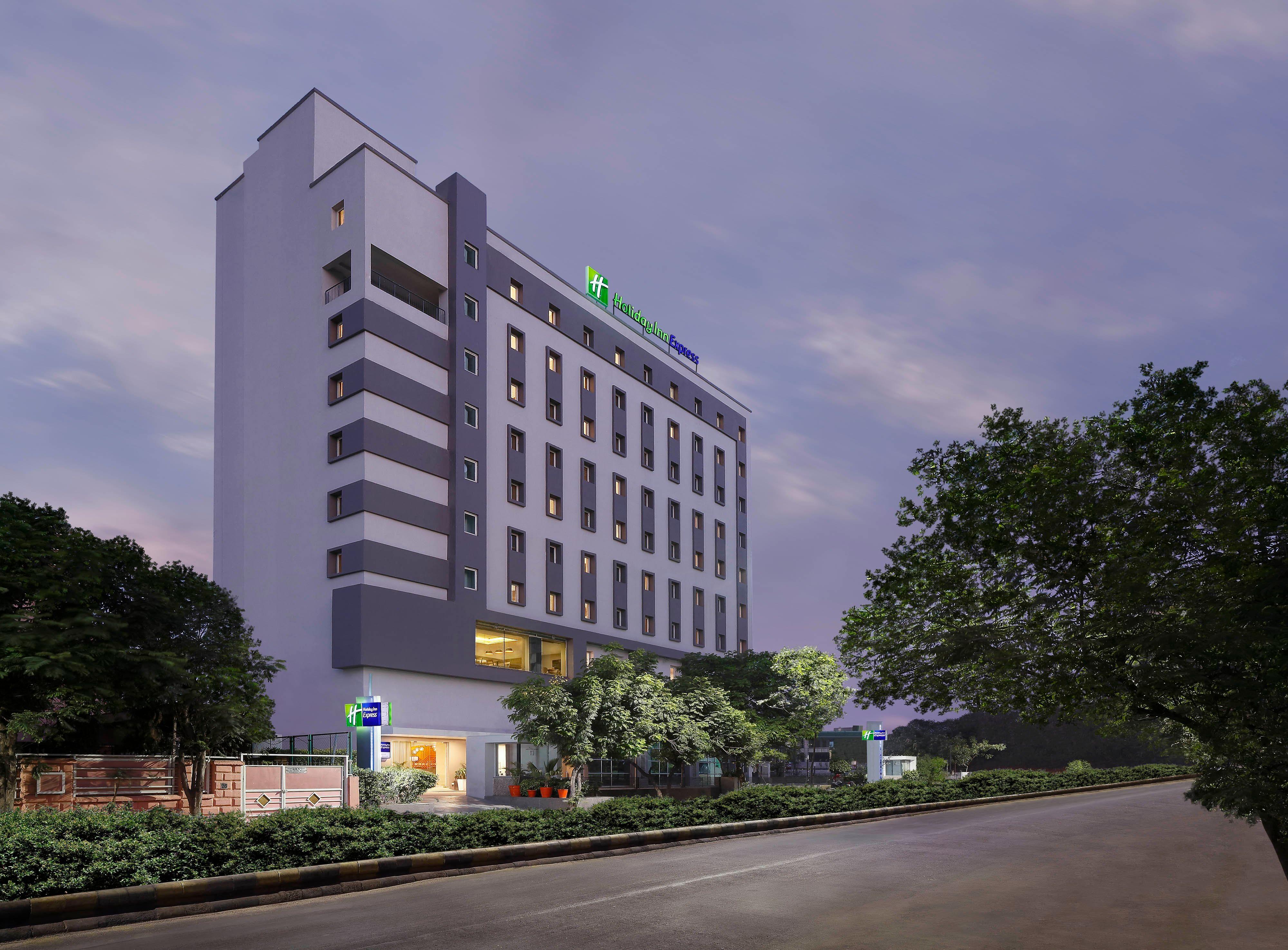 Holiday Inn Express Ahmedabad Prahlad Nagar By Ihg Екстериор снимка