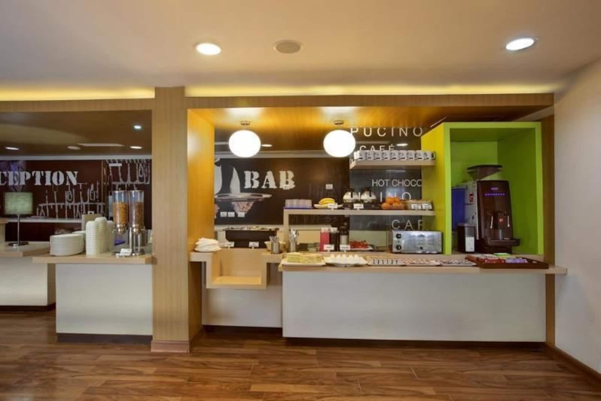 Holiday Inn Express Ahmedabad Prahlad Nagar By Ihg Екстериор снимка