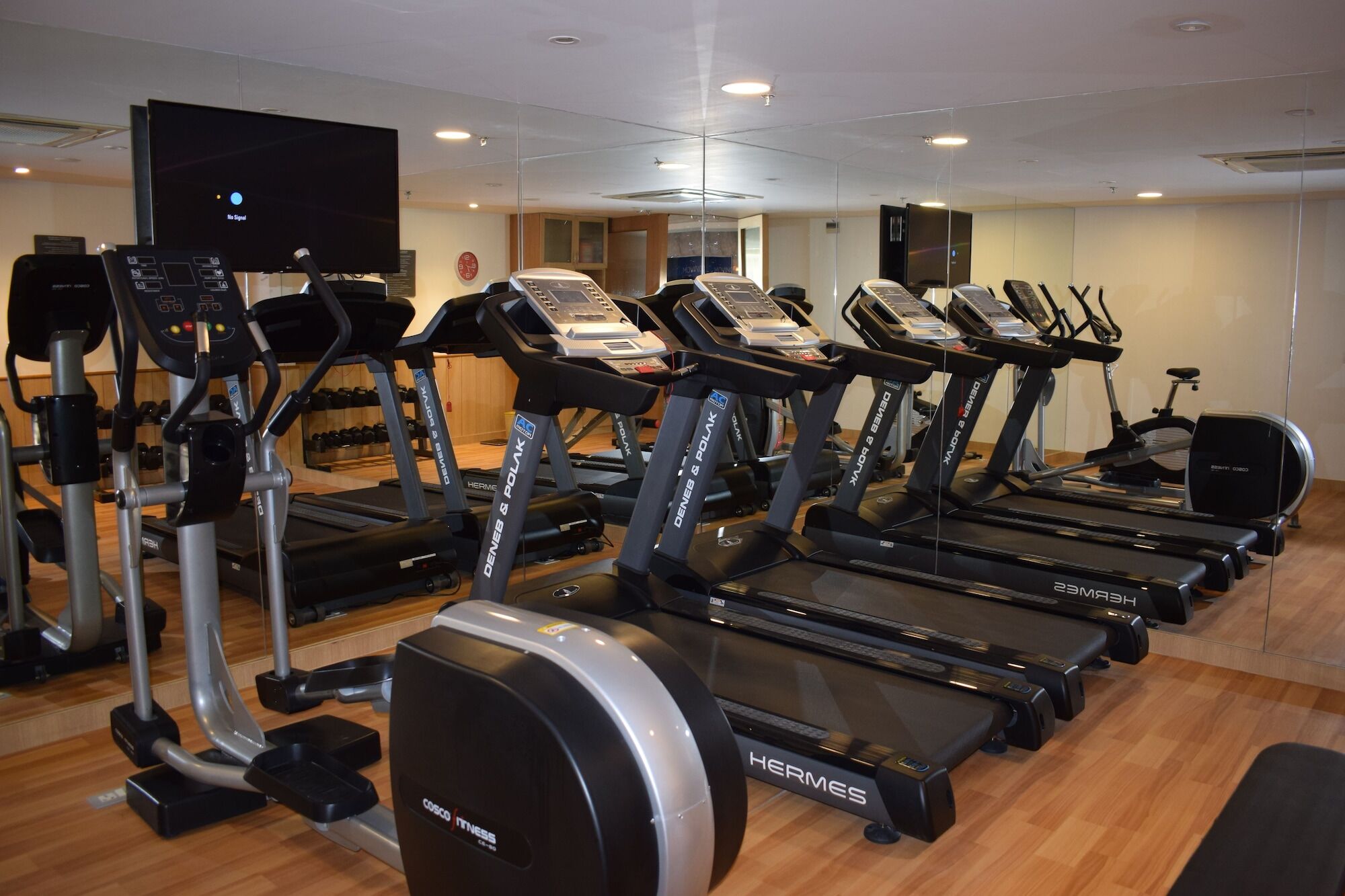 Holiday Inn Express Ahmedabad Prahlad Nagar By Ihg Екстериор снимка